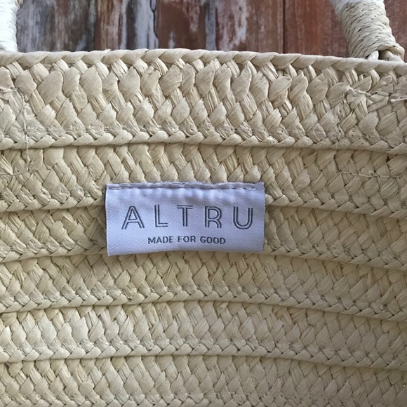 3/$10.  Altru Straw purse - Picture 2 of 4